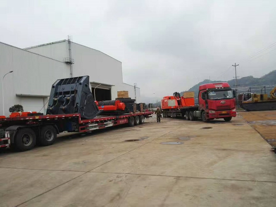 挖掘機(jī)，報(bào)廢汽車(chē)拆解機(jī).jpg
