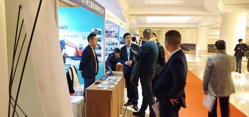 抓鋼機(jī)現(xiàn)場交流.jpg 抓鋼機(jī)現(xiàn)場交流.jpg