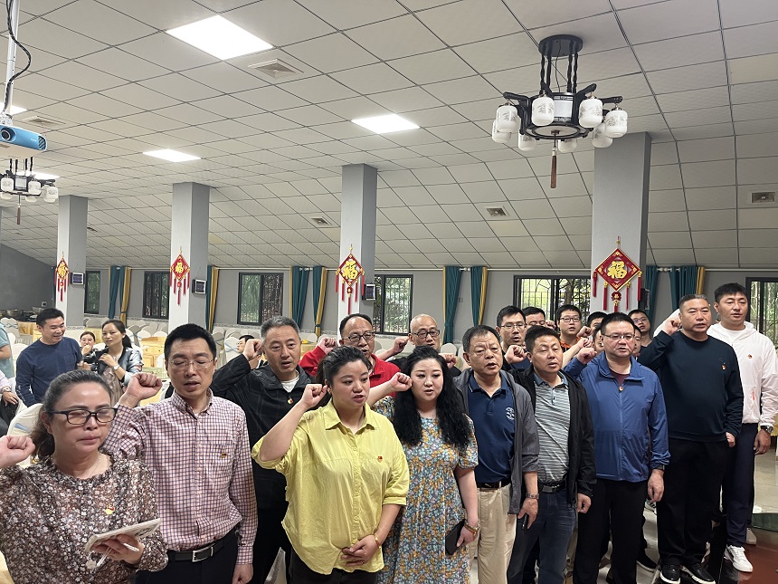 邦立重機(jī)黨員宣誓.jpg 邦立重機(jī)黨員宣誓.jpg