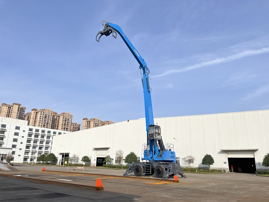 輪胎式抓料機(jī).jpg 輪胎式抓料機(jī).jpg