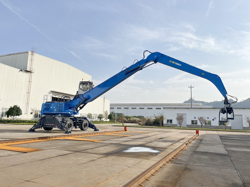 輪胎式抓料機(jī).jpg 輪胎式抓料機(jī).jpg