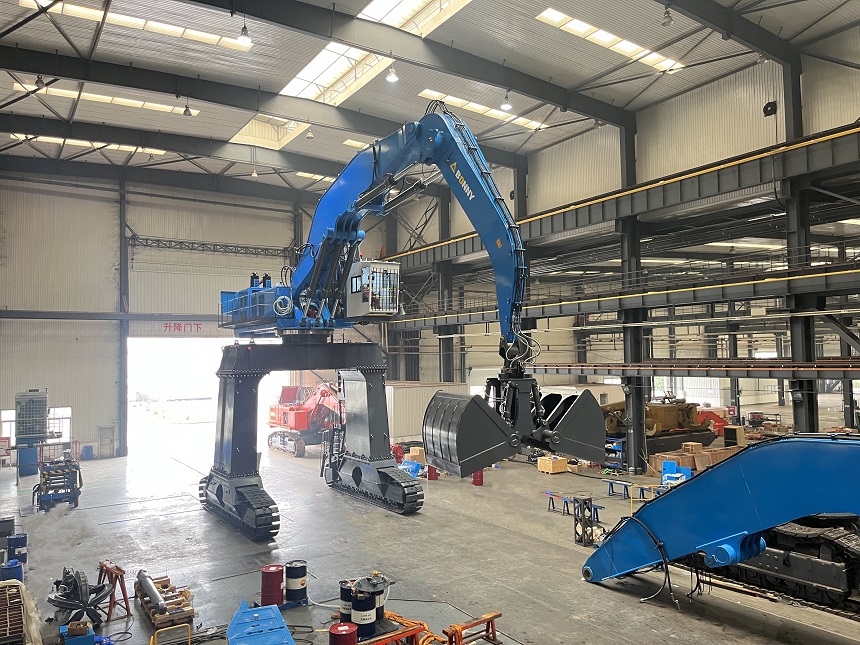 港口抓料機.jpg 港口抓料機.jpg