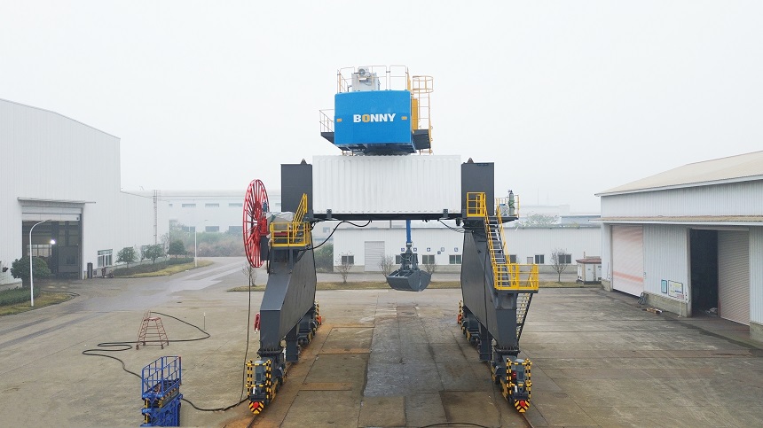 抓料機(jī).jpg 抓料機(jī).jpg